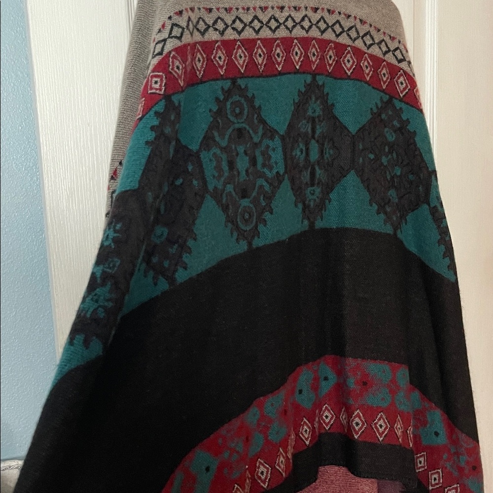 Stylish Geometric Patterned Wrap - image 2